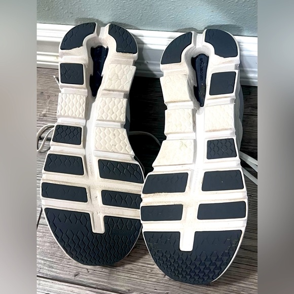 On Running On Cloud Cloudrunner Athletic Shoes - Picture 12 of 16